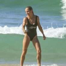 Elsa Pataky en maillot de bain à Wategos Beach