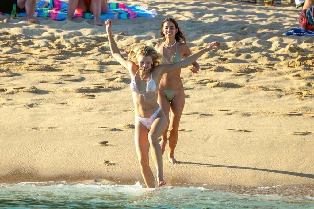 Josie Canseco exhibe ses seins nus à Cabo San Lucas