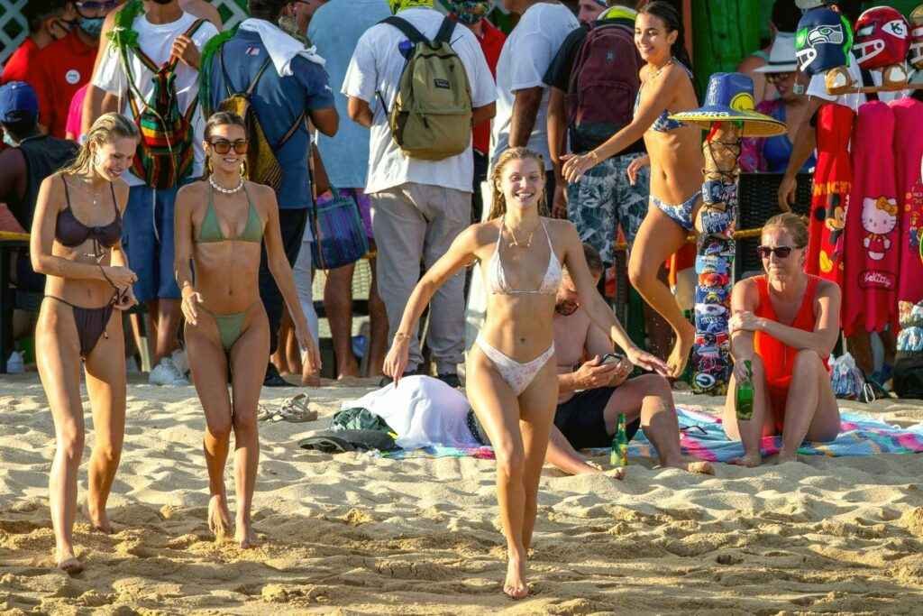 Josie Canseco exhibe ses seins nus à Cabo San Lucas