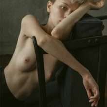 Kate Homi pose seins nus