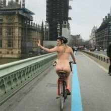 Kerri Barnes fait du vélo à moitié nue dans les rues de Londres