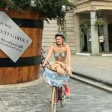 Kerri Barnes fait du vélo à moitié nue dans les rues de Londres