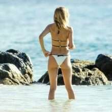 Kimberley Garner dans un bikini blanc à La Barbade