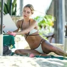 Kimberley Garner dans un bikini blanc à La Barbade