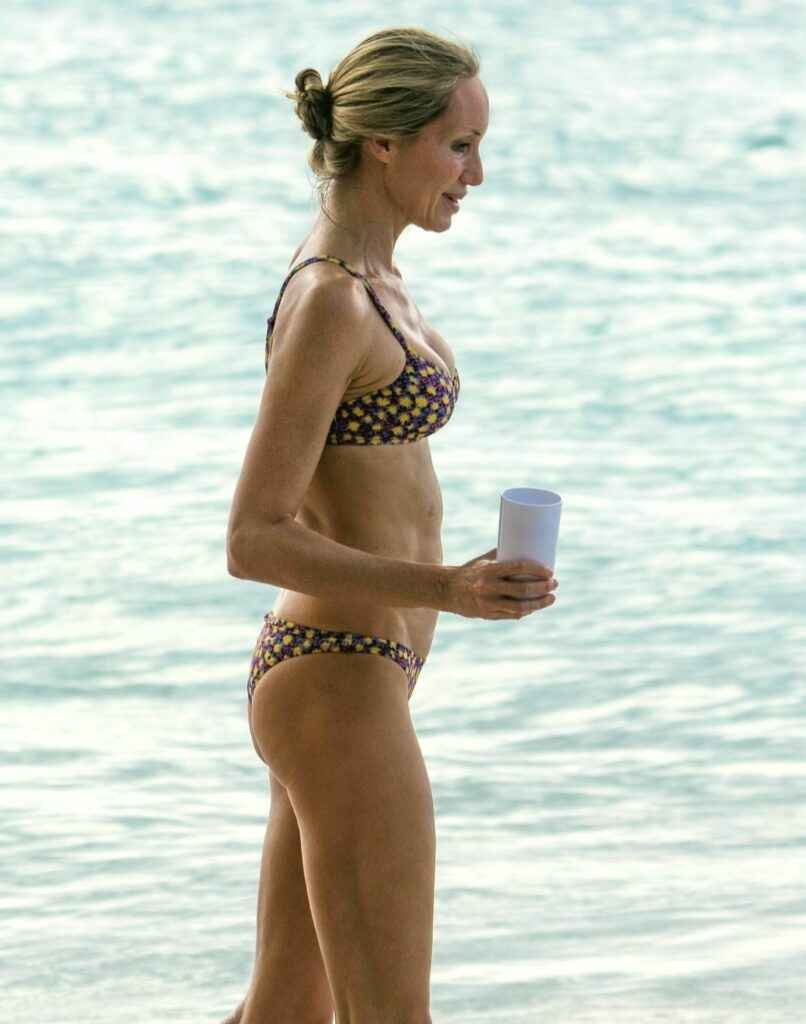 Kristen Pazik en bikini à La Barbade