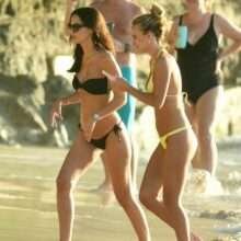 Lucy et Tiffany Watson en bikini à La Barbade