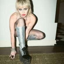 Miley Cyrus seins nus dans Rolling Stones
