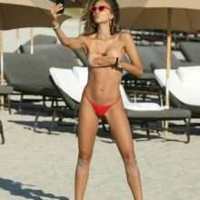 Oups ! Patricia Contreras se retrouve seins nus à la plage