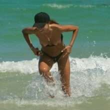 Oups ! Patricia Contreras se retrouve seins nus à la plage