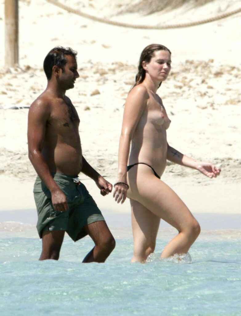 Serena Skov Campbell seins nus à la plage