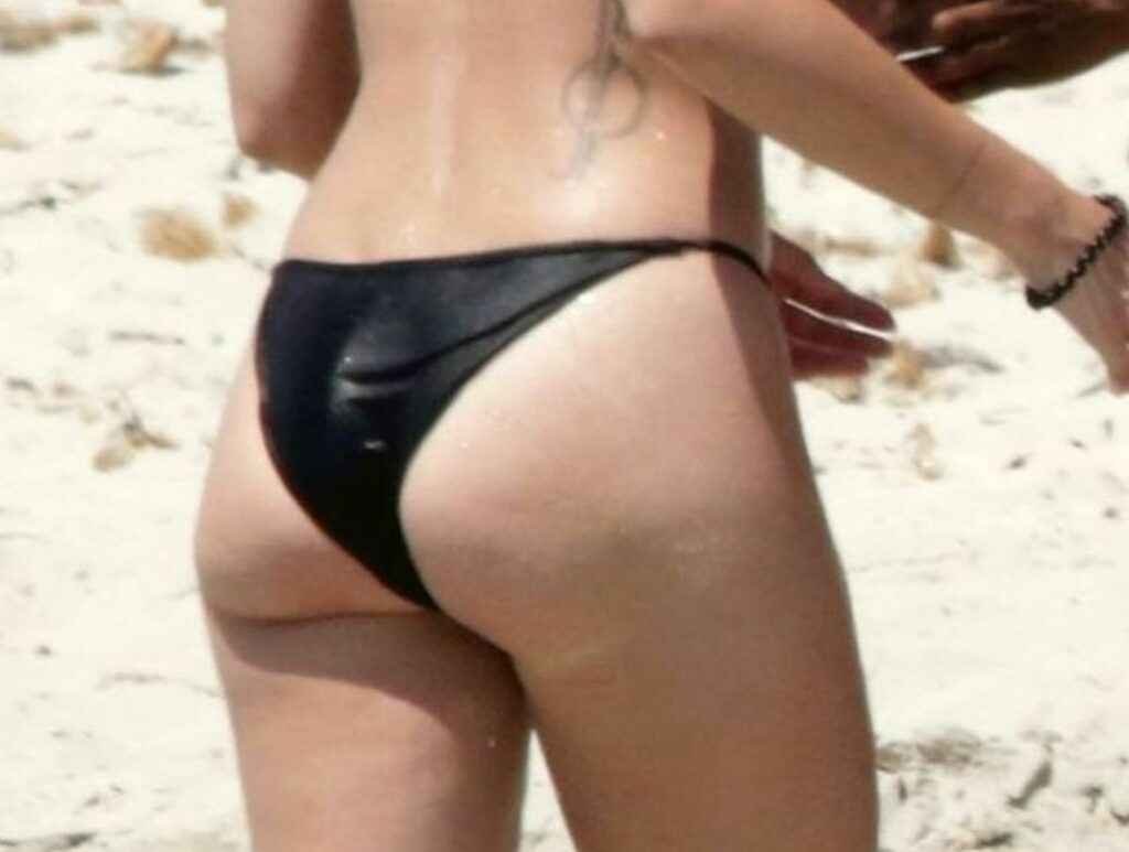 Serena Skov Campbell seins nus à la plage