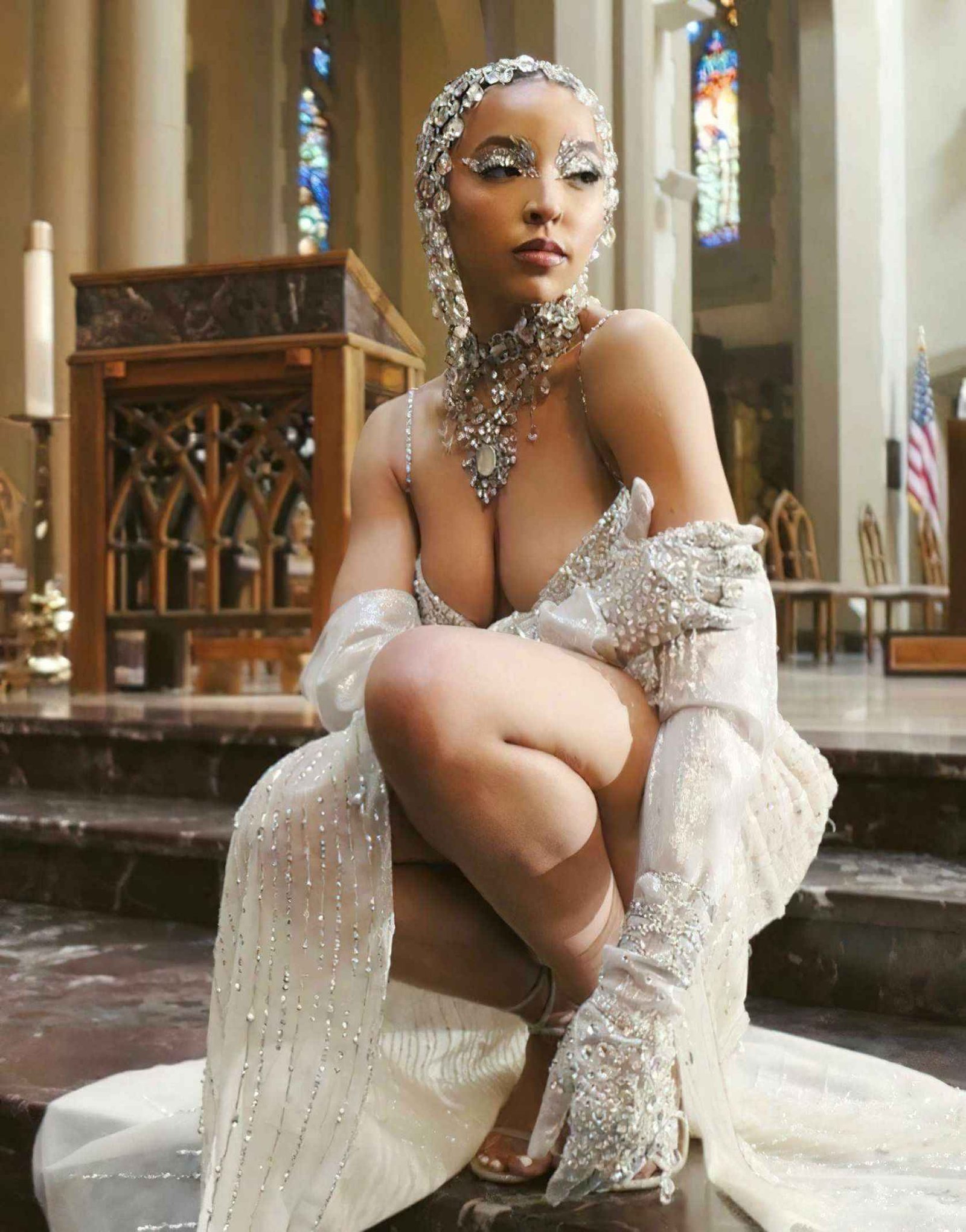 Tinashe ouvre son décolleté dans une église