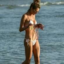 Alessandra Ambrosio sexy dans son bikini blanc