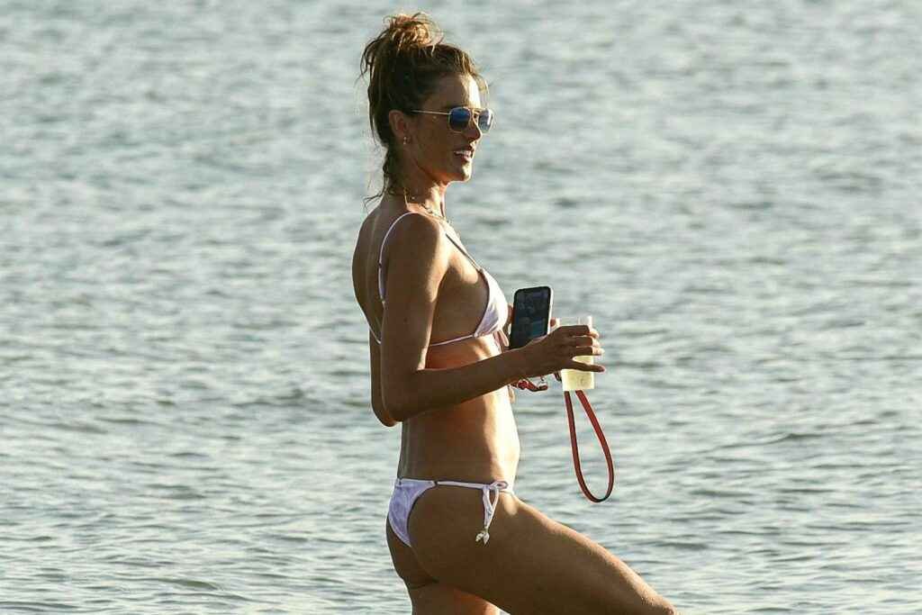 Alessandra Ambrosio sexy dans son bikini blanc