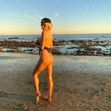 Caroline Vreeland en maillot de bain les fesses à l'air