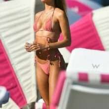 Kimberley Garner dans un bikini rose à Miami