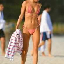 Kimberley Garner dans un bikini rose à Miami