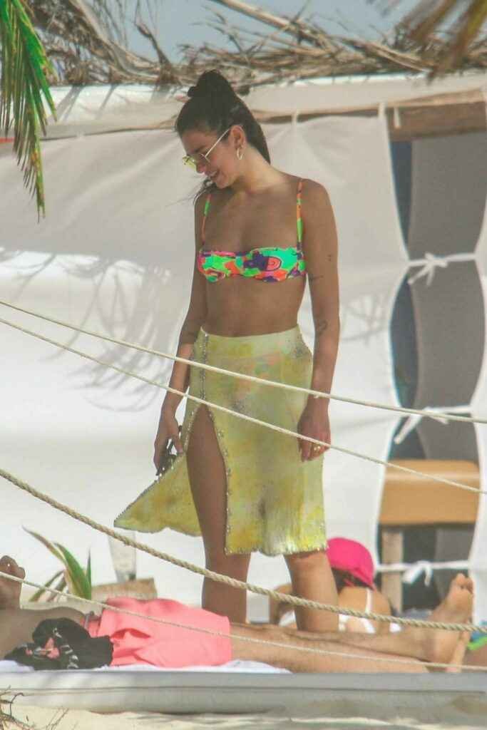 Dua Lipa dans un bikini coloré au Mexique