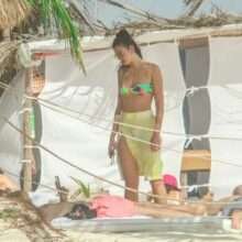 Dua Lipa dans un bikini coloré au Mexique