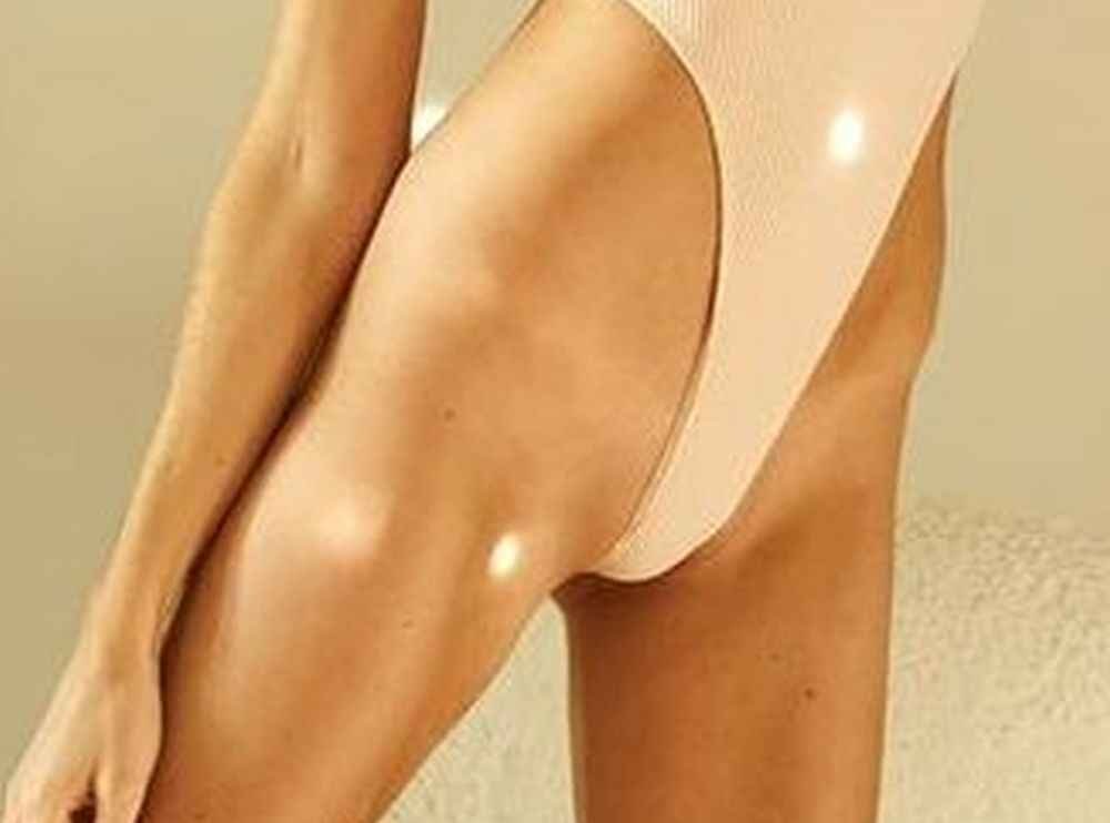 Elizabeth Turner sexy en maillot de bain