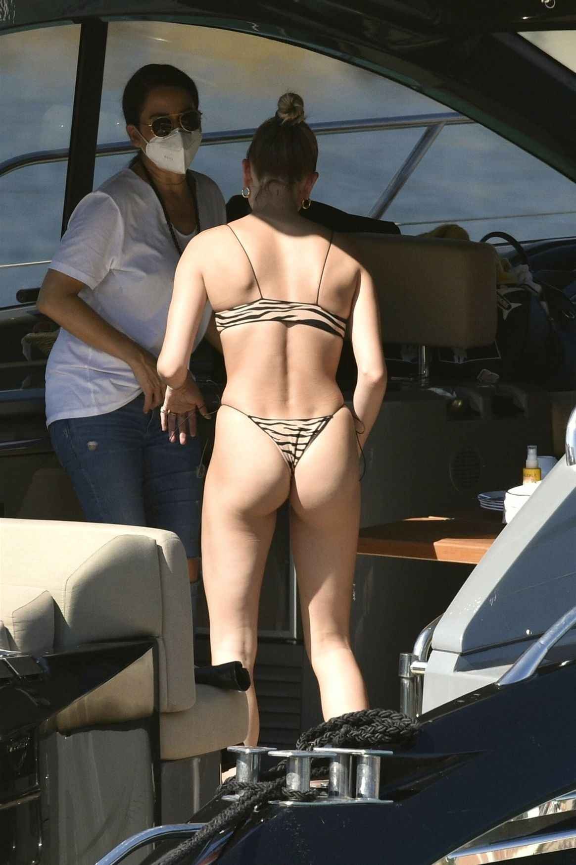 Hailey Baldwin en bikini sur un yacht