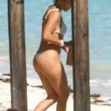 Jennifer Lopez dans un bikini blanc