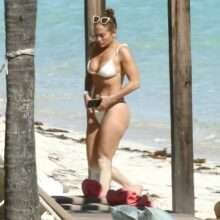 Jennifer Lopez dans un bikini blanc