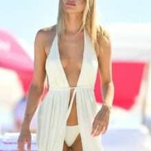 Kimberley Garner sexy dans son bikini string blanc