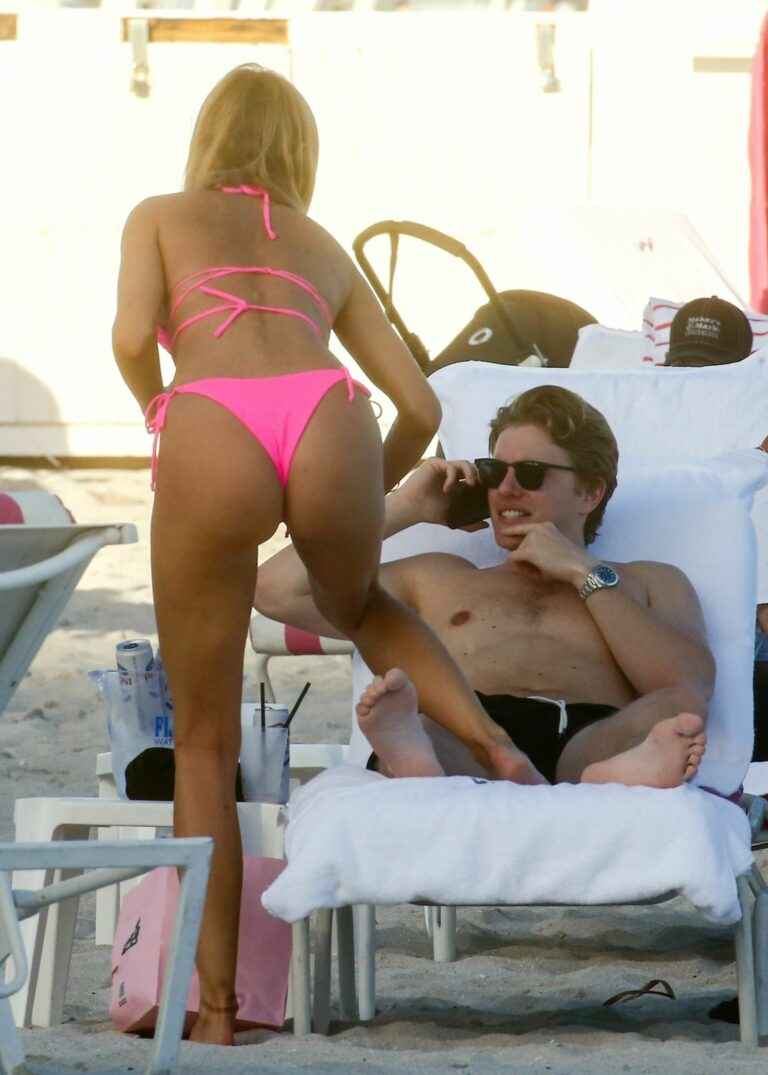 Kimberley Garner en bikini et les fesses à l’air