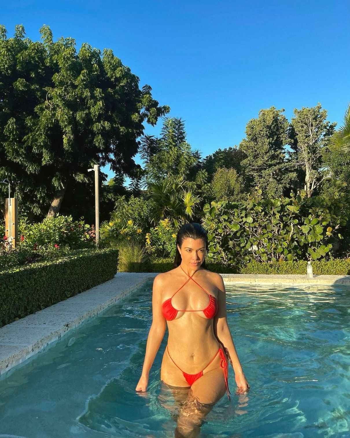Kourtney Kardashian dans un mini bikini rouge