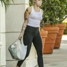 Miley Cyrus sans soutien-gorge à Calabasas