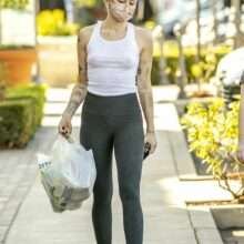 Miley Cyrus sans soutien-gorge à Calabasas