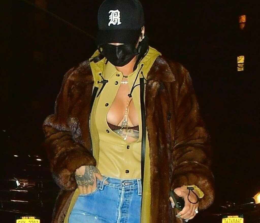 Rihanna exhibe son décolleté à New-York