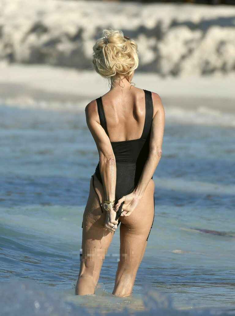 Victoria Silvstedt dans un maillot de bain noir… qui lui rentre dans les fesses