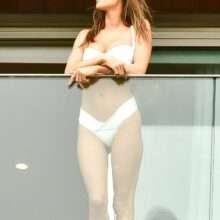 Alessandra Ambrosio en bikini sur son balcon