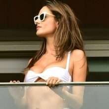 Alessandra Ambrosio en bikini sur son balcon