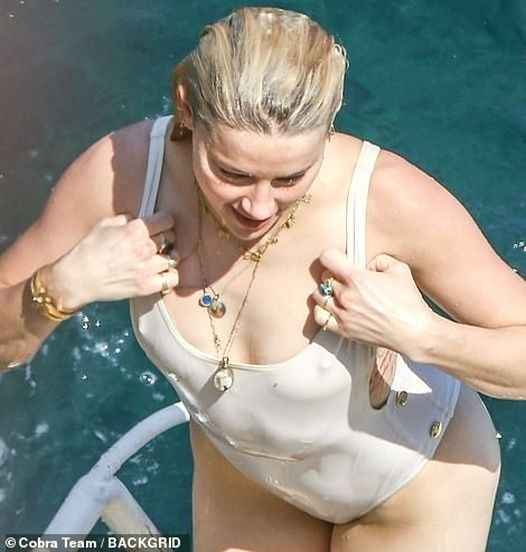 Amber Heard super sexy en maillot de bain