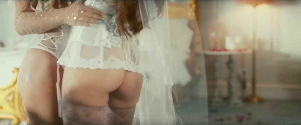 Bella Thorne seins nus, joue la lesbienne dans son nouveau clip