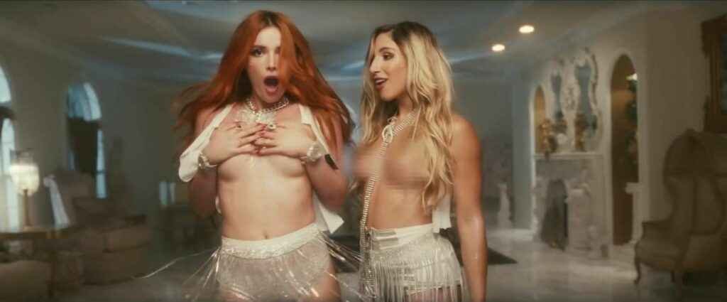 Bella Thorne seins nus, joue la lesbienne dans son nouveau clip