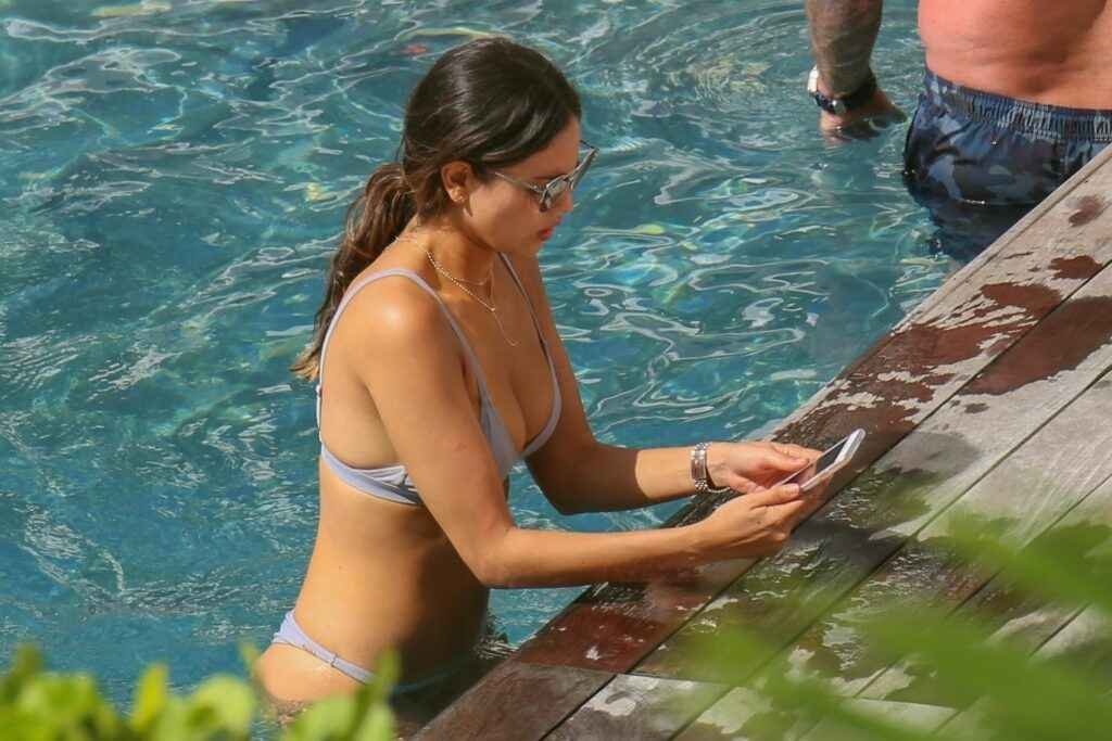 Eiza Gonzalez en bikini à Honolulu