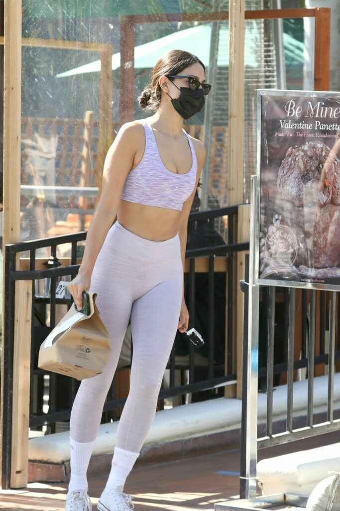 Eiza Gonzalez sexy en Leggings à Los Angeles