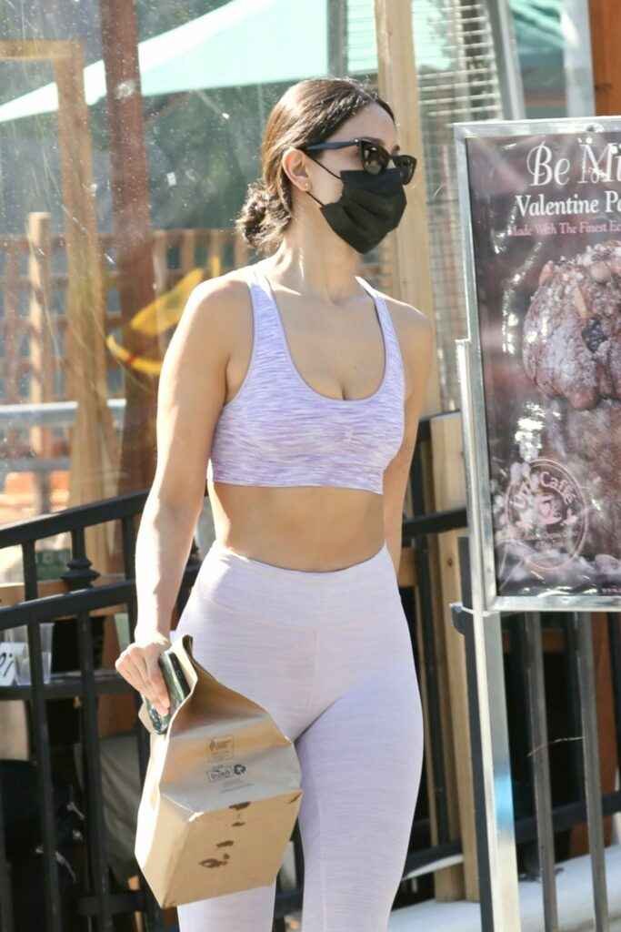 Eiza Gonzalez sexy en Leggings à Los Angeles