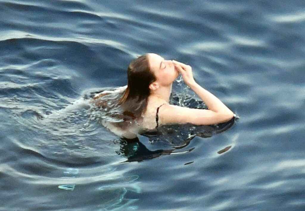 Emma Stone en maillot de bain à Capri