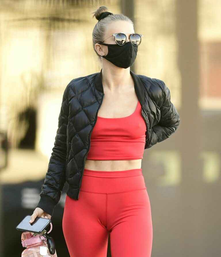 Julianne Hough en leggings et sans soutien-gorge