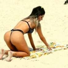 Liziane Gutierrez exhibe son cul et ses seins à la plage
