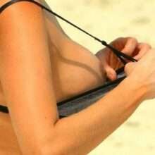 Liziane Gutierrez exhibe son cul et ses seins à la plage
