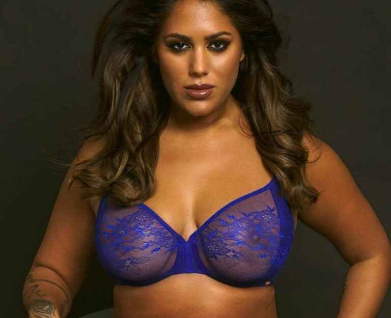 On voit les gros seins de Malin Anderson