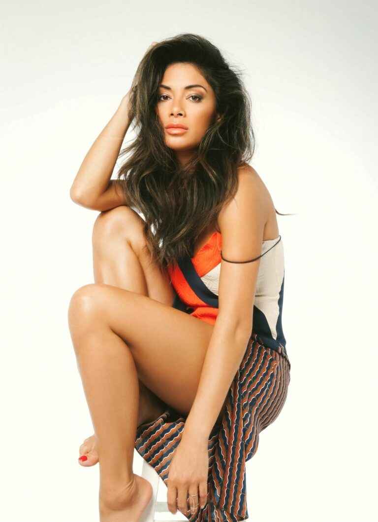 Nicole Sherzinger exhibe ses jambes nues