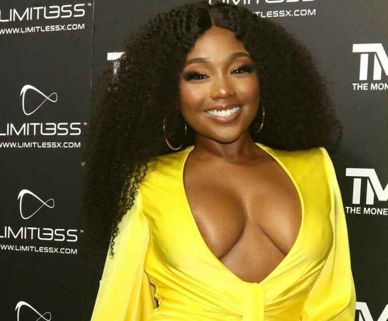 Starr Dawkins exhibe un décolleté massif