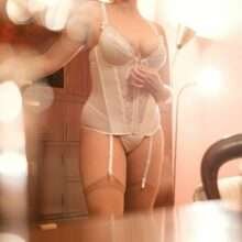 Stefania Ferrario à moitié nue en lingerie sexy